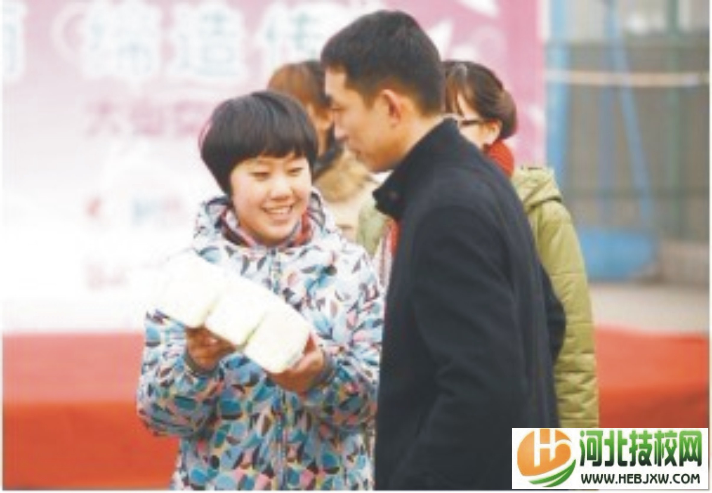 參賽女大學(xué)生現(xiàn)場(chǎng)模擬推銷(xiāo)紙巾
