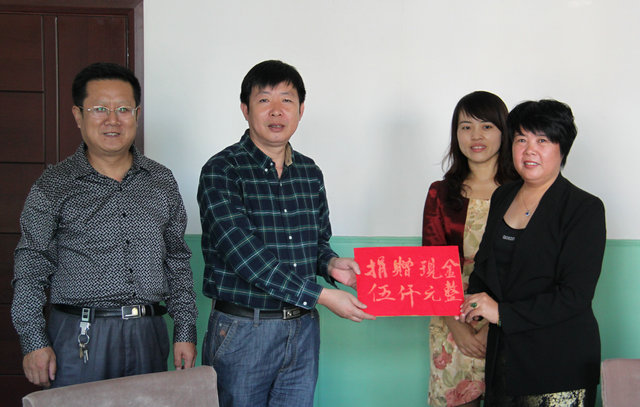 河北商貿(mào)學校學生家長向孤兒學生獻愛心