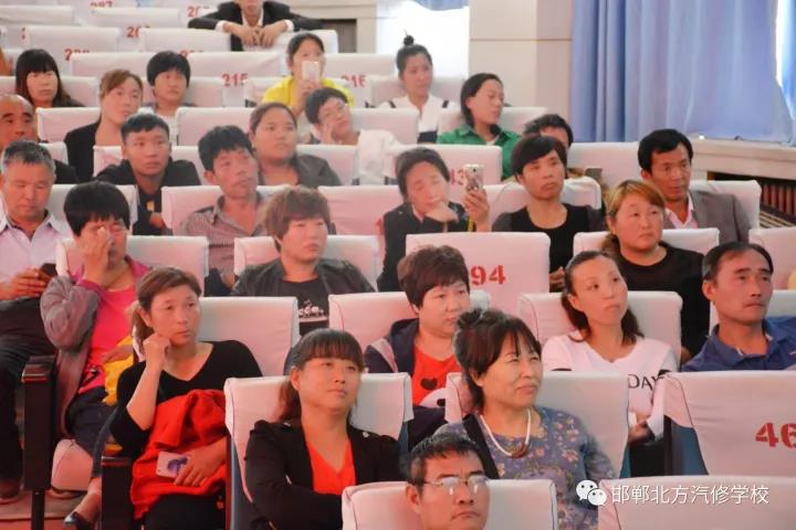 邯鄲北方汽修學(xué)校2017屆家長(zhǎng)會(huì)圓滿落幕 邯鄲北方汽修學(xué)校2017屆家長(zhǎng)會(huì)圓滿落幕