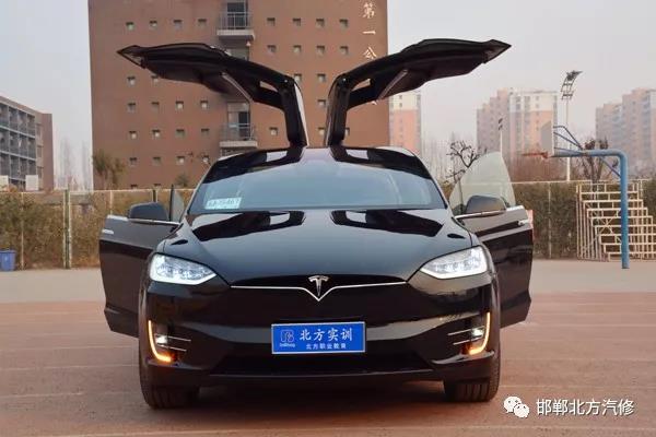 特斯拉新實踐車已到,學(xué)新能源電動專業(yè)就到邯鄲北方汽修學(xué)校 特斯拉新實踐車已到,學(xué)新能源電動專業(yè)就到邯鄲北方汽修學(xué)校