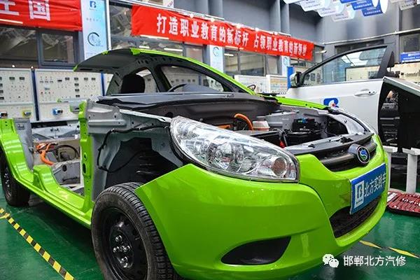 特斯拉新實踐車已到,學(xué)新能源電動專業(yè)就到邯鄲北方汽修學(xué)校 特斯拉新實踐車已到,學(xué)新能源電動專業(yè)就到邯鄲北方汽修學(xué)校
