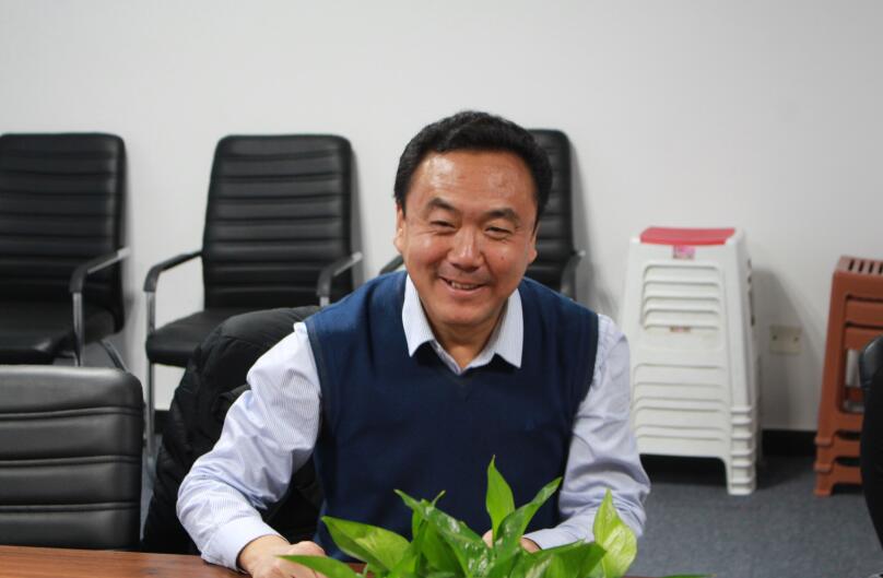 11月11日,石家莊財經(jīng)商貿學校梁校長攜劉納新、馮鶴兩位主任一行3人蒞臨唐山創(chuàng)元教育咨詢有限公司參觀交流。公司總經(jīng)理孟秋玲、市場部經(jīng)理董延爭、宋偉、技術總監(jiān)錢小穩(wěn)、策劃部經(jīng)理牛秋實等領導陪同參觀交流。 11月11日,石家莊財經(jīng)商貿學校梁校長攜劉納新、馮鶴兩位主任一行3人蒞臨唐山創(chuàng)元教育咨詢有限公司參觀交流。公司總經(jīng)理孟秋玲、市場部經(jīng)理董延爭、宋偉、技術總監(jiān)錢小穩(wěn)、策劃部經(jīng)理牛秋實等領導陪同參觀交流。