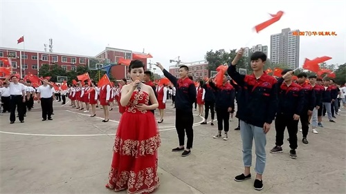 超燃快閃MV!西安建筑工程技師學(xué)院千人唱響《我和我的祖國》 快閃三秦“六地”獻(xiàn)禮共和國70華誕! 超燃快閃MV!西安建筑工程技師學(xué)院千人唱響《我和我的祖國》 快閃三秦“六地”獻(xiàn)禮共和國70華誕!