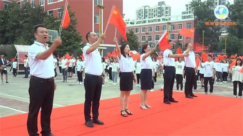 超燃快閃MV!西安建筑工程技師學(xué)院千人唱響《我和我的祖國》 快閃三秦“六地”獻(xiàn)禮共和國70華誕! 超燃快閃MV!西安建筑工程技師學(xué)院千人唱響《我和我的祖國》 快閃三秦“六地”獻(xiàn)禮共和國70華誕!