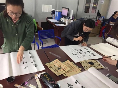 西安現(xiàn)代電子職業(yè)學校:熱愛文字書寫,傳承書法文化 西安現(xiàn)代電子職業(yè)學校:熱愛文字書寫,傳承書法文化